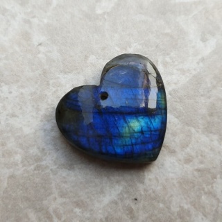 Labradoryt serce z dziurką 22x20 mm nr 67