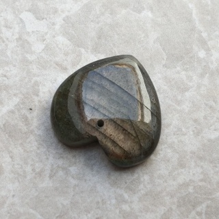 Labradoryt serce z dziurką 24x23 mm nr 11