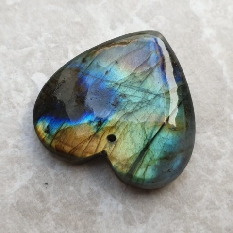Labradoryt serce z dziurką 31x30 mm nr 35