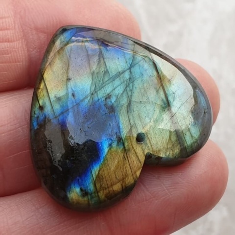 Labradoryt serce z dziurką 31x30 mm nr 35