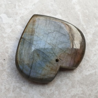 Labradoryt serce z dziurką 34x31 mm nr 25