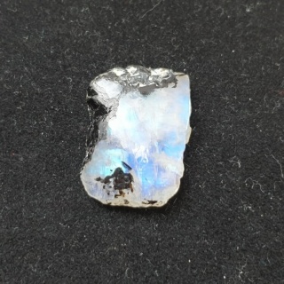 Kamień księżycowy kawałek polerowany 22x16 mm nr 338