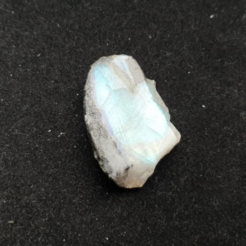 Kamień księżycowy kawałek polerowany 25x16 mm nr 373