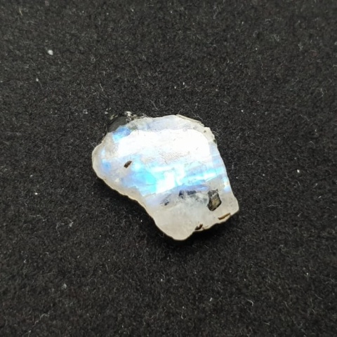 Kamień księżycowy kawałek polerowany 19x13 mm nr 395