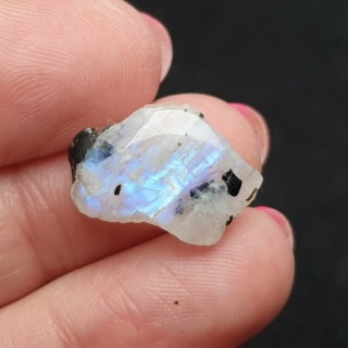 Kamień księżycowy kawałek polerowany 19x13 mm nr 395
