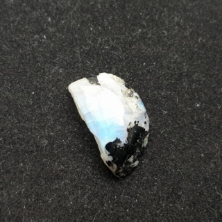 Kamień księżycowy kawałek polerowany 20x12 mm nr 404