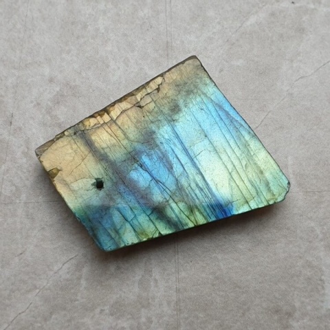Labradoryt plaster polerowany z dziurką 31x26 mm nr 230