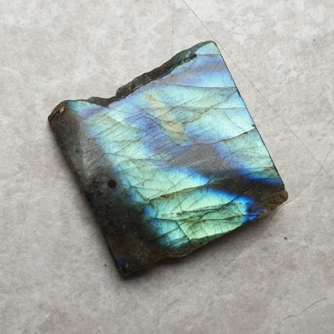 Labradoryt plaster polerowany z dziurką 31x30 mm nr 180