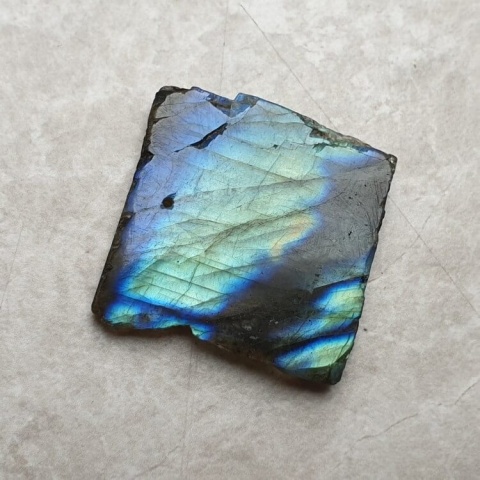 Labradoryt plaster polerowany z dziurką 31x30 mm nr 180