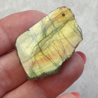 Labradoryt plaster polerowany z dziurką 33x25 mm nr 145