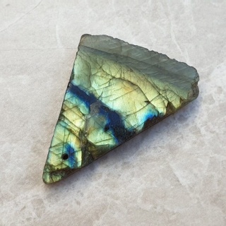 Labradoryt plaster polerowany z dziurką 37x30 mm nr 101