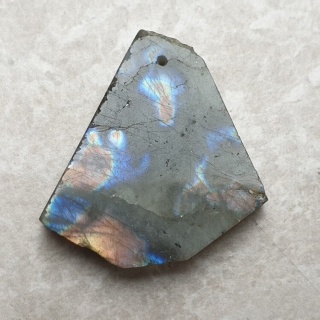 Labradoryt plaster polerowany z dziurką 37x30 mm nr 185