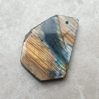 Labradoryt plaster polerowany z dziurką 38x28 mm nr 151