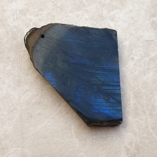 Labradoryt plaster polerowany z dziurką 38x35 mm nr 99