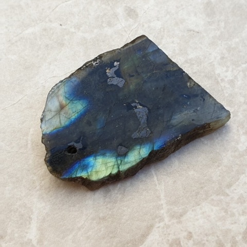 Labradoryt plaster polerowany z dziurką 41x27 mm nr 137