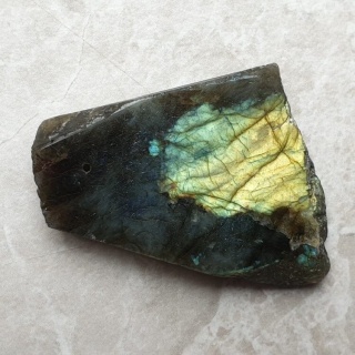 Labradoryt plaster polerowany z dziurką 44x35 mm nr 189