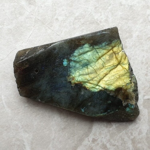 Labradoryt plaster polerowany z dziurką 44x35 mm nr 189