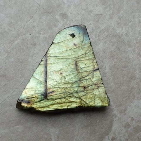 Labradoryt plaster polerowany z dziurką 45x33 mm nr 181