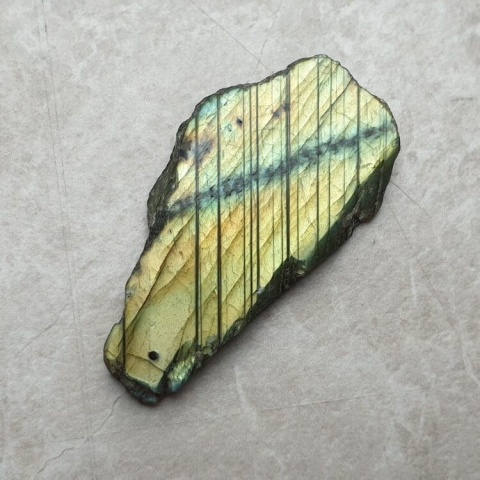 Labradoryt plaster polerowany z dziurką 46x25 mm nr 192