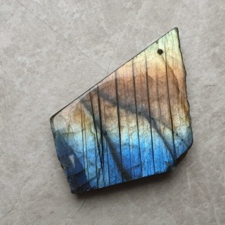Labradoryt plaster polerowany z dziurką 47x28 mm nr 190