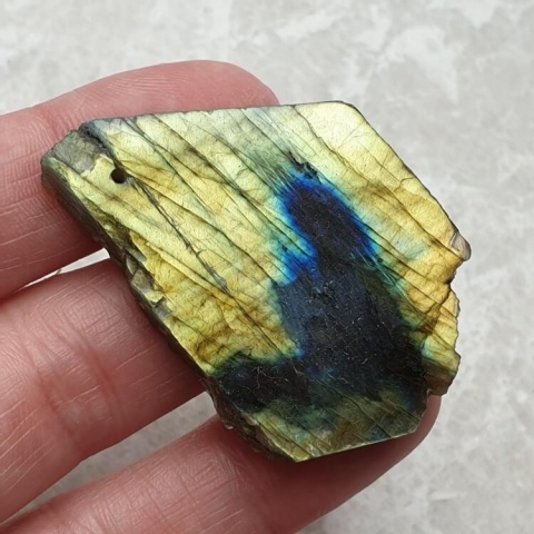 Labradoryt plaster polerowany z dziurką 47x32 mm nr 227