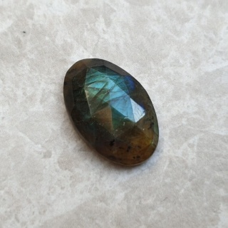 Labradoryt kaboszon fasetowany 24x16 mm nr 179