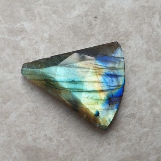 Labradoryt kaboszon fasetowany 26x23 mm nr 327