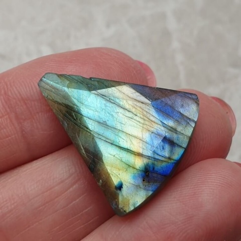 Labradoryt kaboszon fasetowany 26x23 mm nr 327