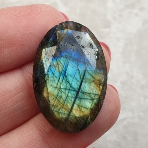 Labradoryt kaboszon fasetowany 30x20 mm nr 226