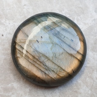 Labradoryt kaboszon fi 32 mm nr B709