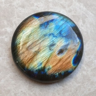 Labradoryt kaboszon fi 33 mm nr B695