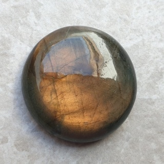 Labradoryt kaboszon fi 27 mm nr B731