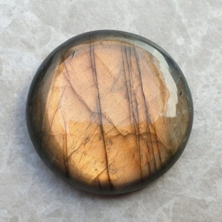 Labradoryt kaboszon fi 32 mm nr B744