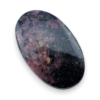 Eudialit kaboszon 28x17 mm nr 69