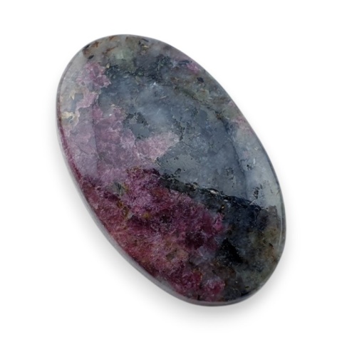 Eudialit kaboszon 28x17 mm nr 86