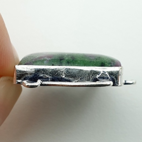 Rubin w zoisycie zawieszka 24x22 mm nr 28