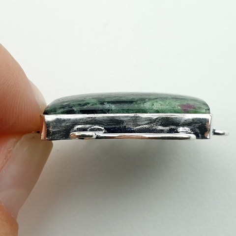 Rubin w zoisycie zawieszka 27x19 mm nr 23