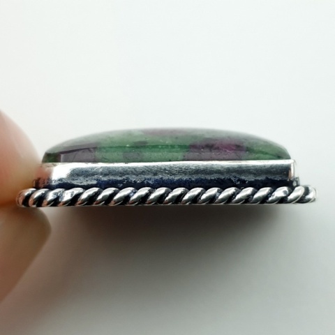 Rubin w zoisycie zawieszka 27x25 mm nr 29