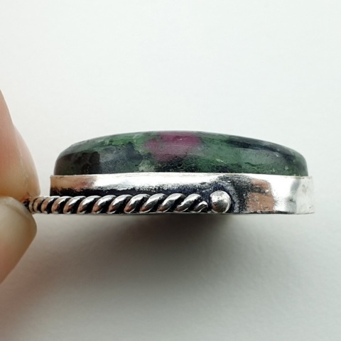 Rubin w zoisycie zawieszka 29x20 mm nr 49