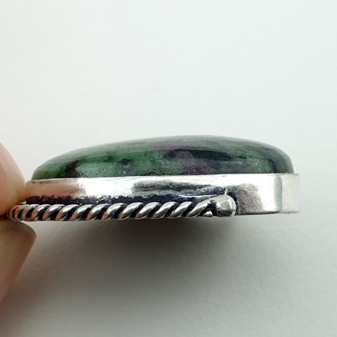 Rubin w zoisycie zawieszka 29x20 mm nr 62