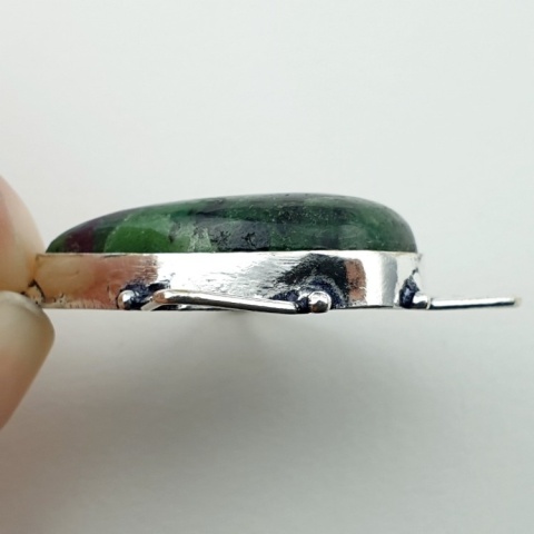 Rubin w zoisycie zawieszka 29x21 mm nr 54