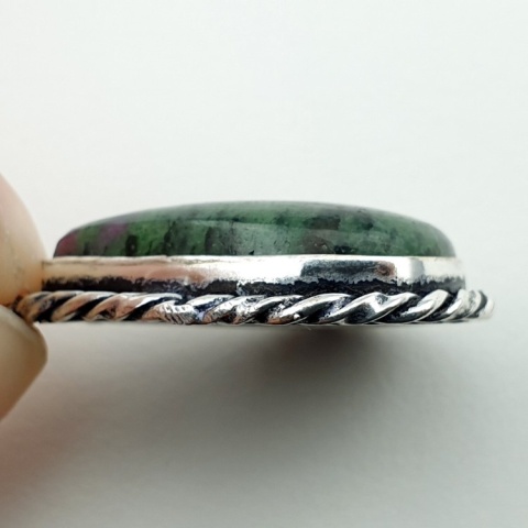 Rubin w zoisycie zawieszka 29x25 mm nr 48