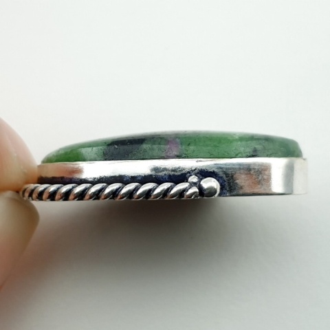 Rubin w zoisycie zawieszka 30x19 mm nr 33