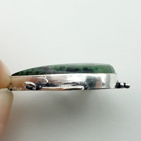 Rubin w zoisycie zawieszka 30x19 mm nr 58