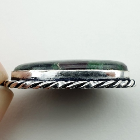 Rubin w zoisycie zawieszka 30x21 mm nr 66