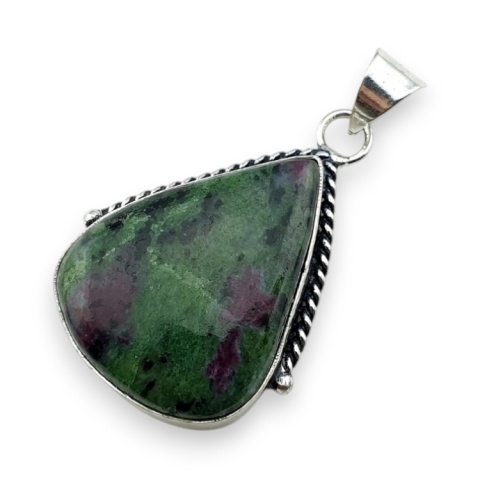 Rubin w zoisycie zawieszka 32x25 mm nr 44