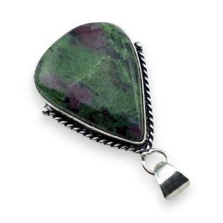 Rubin w zoisycie zawieszka 32x25 mm nr 44