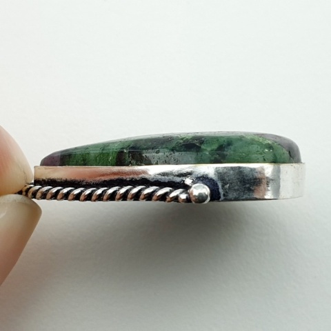 Rubin w zoisycie zawieszka 32x25 mm nr 44