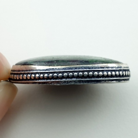 Rubin w zoisycie zawieszka 33x23 mm nr 53