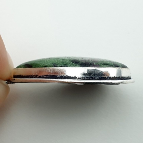 Rubin w zoisycie zawieszka 33x25 mm nr 52